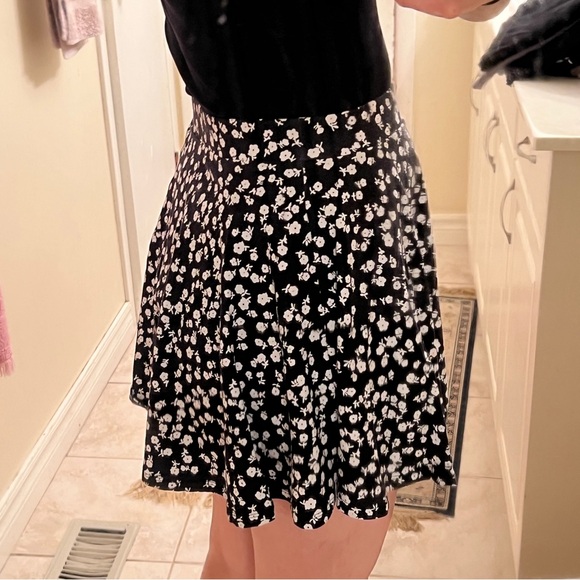 🖤🤍🌸Black & white - floral skirt - size medium - Picture 6 of 7